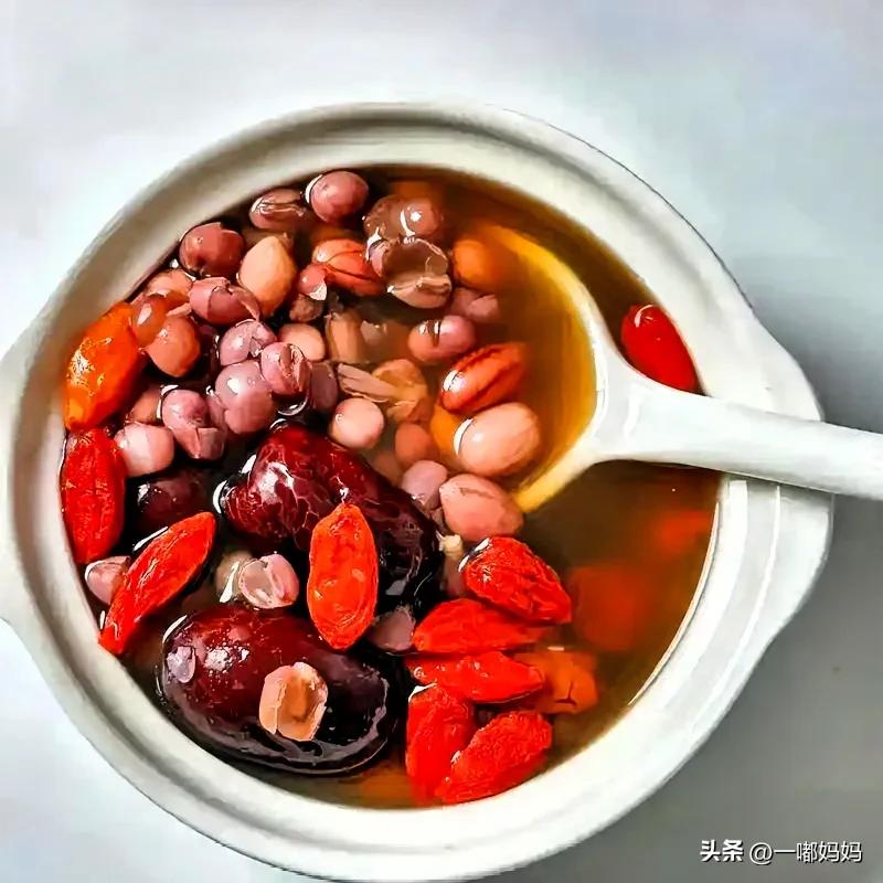產(chǎn)后哺乳期飲食營養(yǎng)_哺乳期媽媽營養(yǎng)食譜_奶水不足寶媽該吃什么