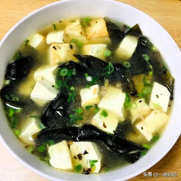 產(chǎn)后哺乳期飲食營養(yǎng)_奶水不足寶媽該吃什么_哺乳期媽媽營養(yǎng)食譜